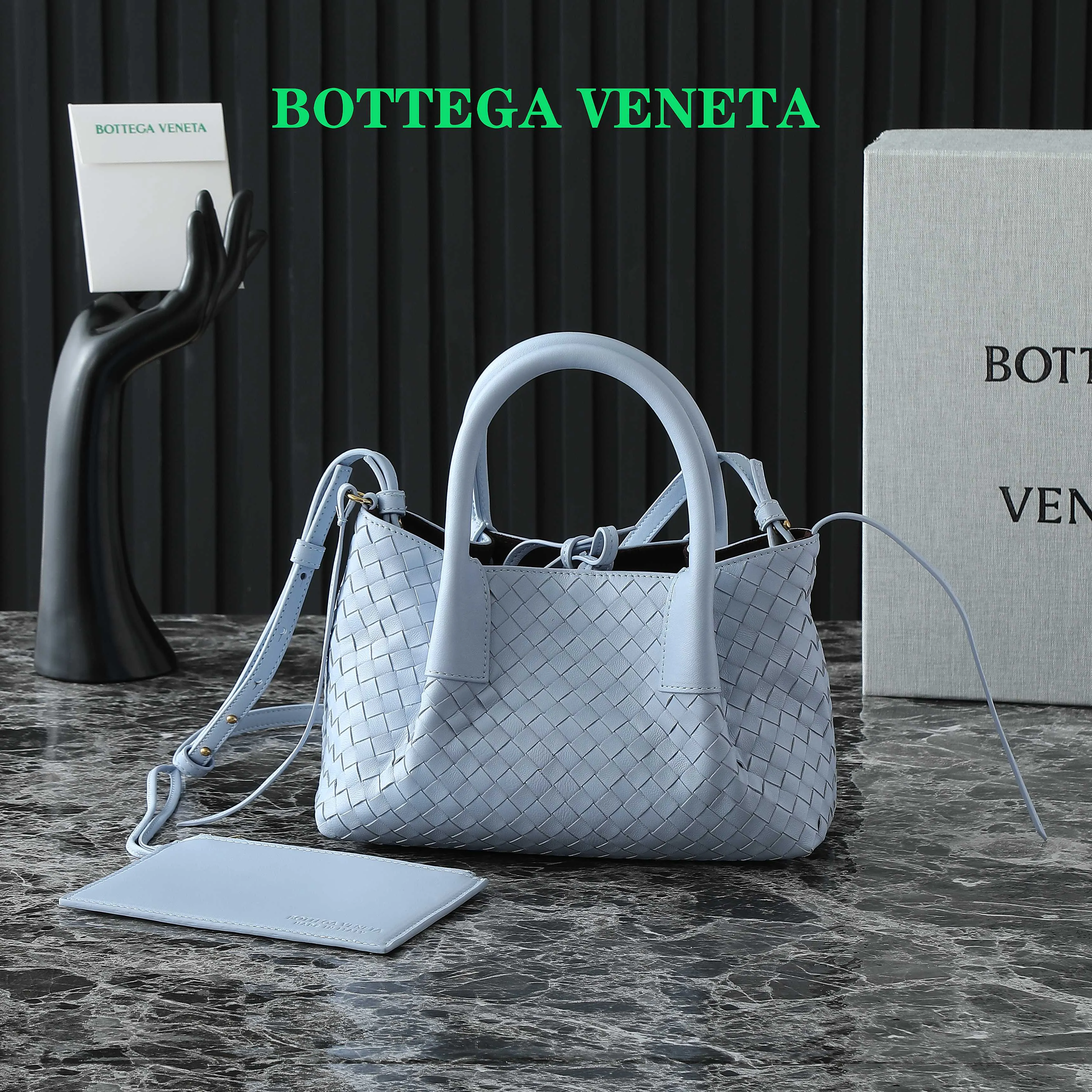 Batch 1660 BV25 spring and summer new product Mini pinacoteca two-tone surface. The weaving process is also super exquisite. Every texture is delicate and clear, and you can see the full ingenuity. 👜The bag uses 1 cm leather strips, which are purely hand-woven, highlighting the brand's craftsmanship. The inside is flipped to reveal a smooth suede lining that can be used on both sides, taking into account both fashion and practicality. 	 The small size can be worn on one shoulder or across the body, making it super versatile for daily commuting! 	 💕Fashionable ladies who like BV, come to me to get the same style~ ​Model number: 819004 ​Size: 24*15*12cm